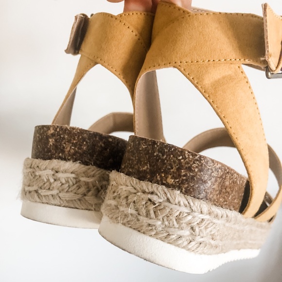 Like new! Yellow platform sandals - Picture 5 of 6